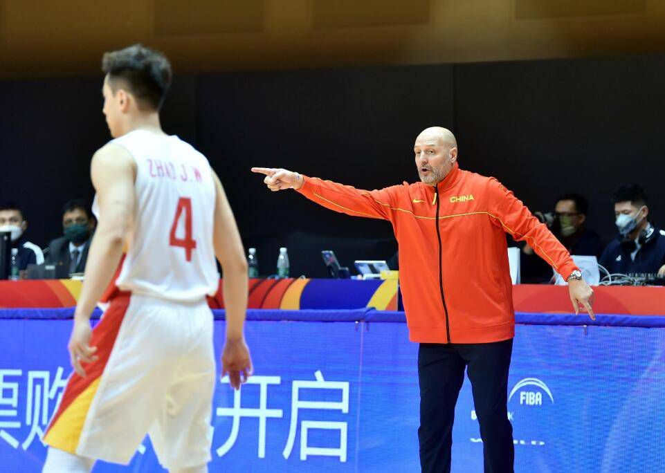 阿森纳1-0埃因霍温第50分钟，埃因霍温后场直塞，佩皮拿球观察一下分球，维特森跟上推射击中球门立柱内侧弹进球门！